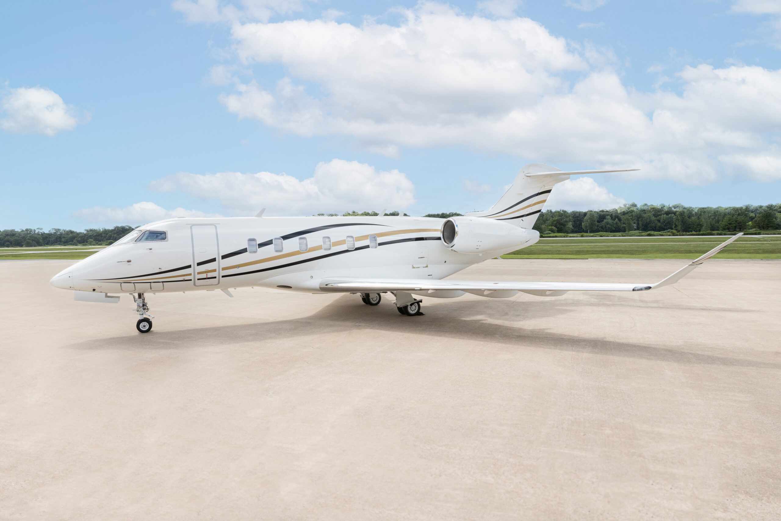 Bombardier Challenger on the ramp